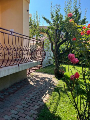 Apartment with Rose Garden & free parking